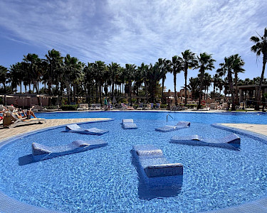 Riu Cabo Verde Sal ligbedjes in het zwembad