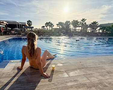 Riu Palace Santa Maria relaxen bij het zwembad