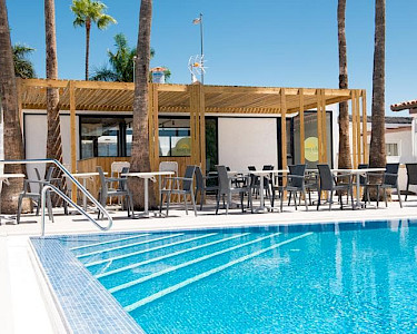 TUI TIME TO SMILE Sunny Village Gran Canaria terras bij het zwembad
