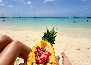 Ananas smoothie bowl op Palm Beach strand Aruba