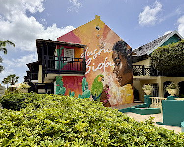 LionsDive Beach Resort Curaçao gekleurde muur