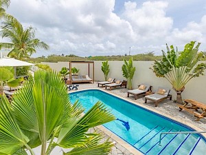 Dolphin Suites Curaçao zwembad ligbedden