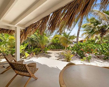 Sorobon Luxury Beach Resort Bonaire terras met uitzicht op de tuin