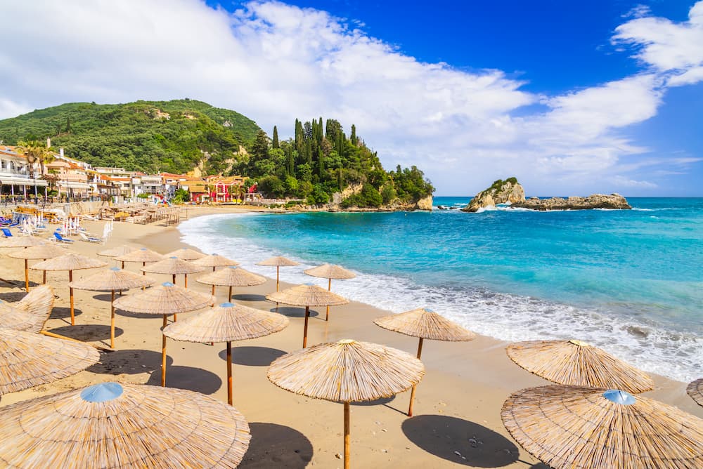 Parga strand met parasolletjes Griekenland