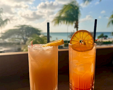 Amsterdam Manor Beach Resort Aruba cocktails tijdens happy hour met uitzicht op zee