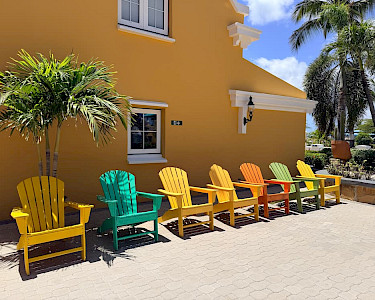 Amsterdam Manor Beach Resort Aruba gekleurde stoelen