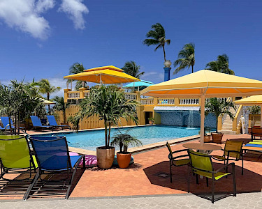 Amsterdam Manor Beach Resort zwembad met zitjes en ligbedden