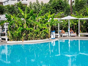 Peridis Family Resort Kos zwembad ligbedden