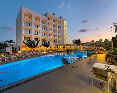 Anemi Hotel & Suites Cyprus zonsondergang zwembad