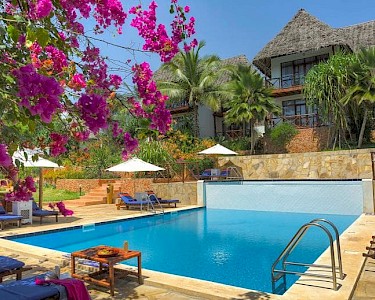 Sultan Sands Island Resort op Zanzibar zwembad en bloemen