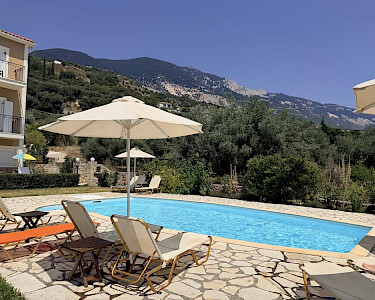 Appartementen Star Kefalonia zwembad uitzicht op de bergen