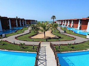 African Princess Beach Hotel Gambia zwembad en tuin