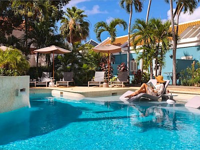 Kura Botanica Curaçao ligbedden in het zwembad