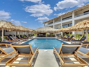 Belnem House Bonaire zwembad ligbedjes