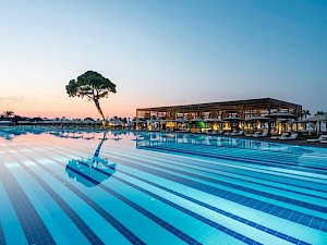 Rixos Premium Belek Turkije zwembad avondzon