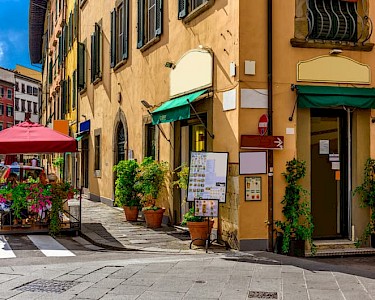 Straatje in Pisa Italië
