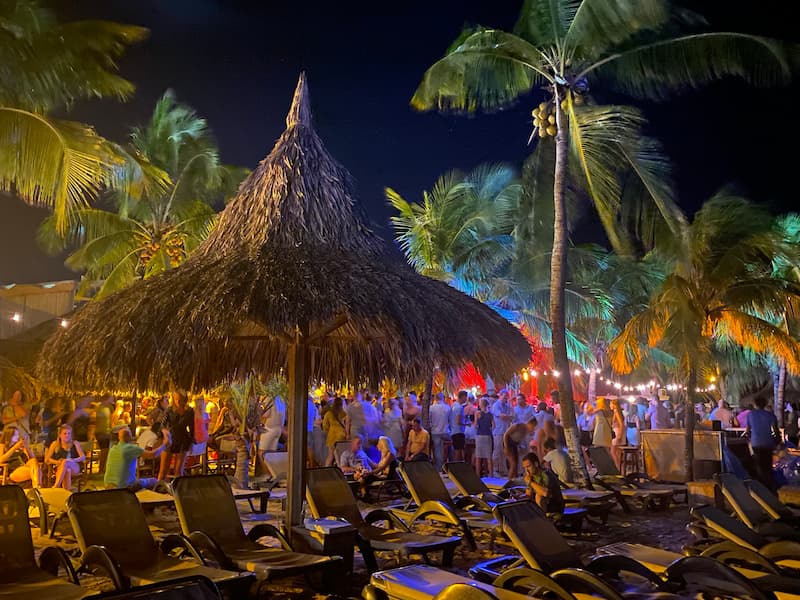 Avondsfeer en strandfeest bij Jan Thiel op Curaçao