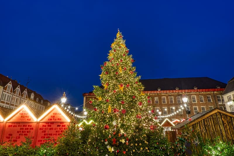 Kerstboom bij kerstmarkt in Düsseldorf