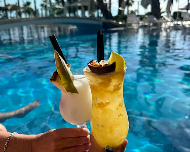 Fafa Premium Albanië cocktails bij het zwembad