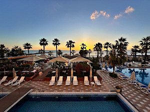 Fafa Premium uitzicht zwembad en zee tijdens zonsondergang