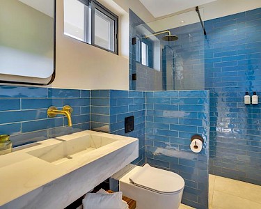 Senses Boutique Hotel & Apartments badkamer