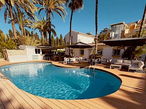 Banus Lodge tuin met zwembad