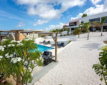 Pasha Appartementen tuin met strand