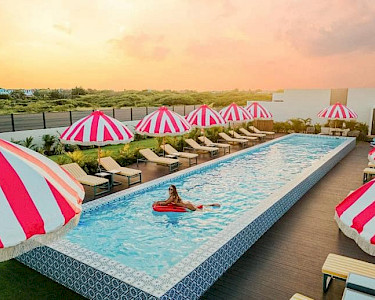 Privada Stays Eagle Aruba zonsondergang bij het zwembad