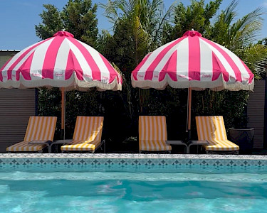 Privada Stays Eagle Aruba zwembad met roze parasols