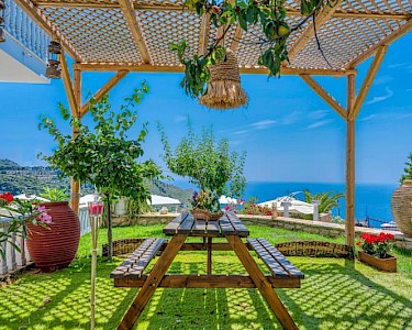 Argo Sunset Zakynthos picknick tafel met pergola en uitzicht op zee