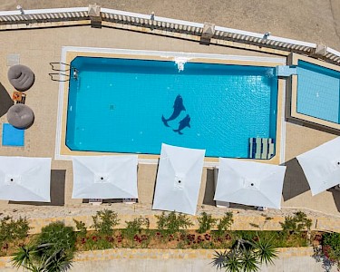 Argo Sunset Zakynthos zwembad van bovenaf met 2 dolfijntjes