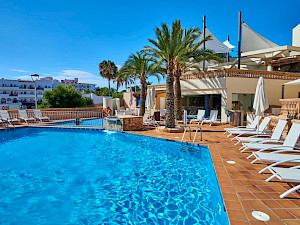 Appartementen Azul Playa Mallorca zwembad met ligbedjes