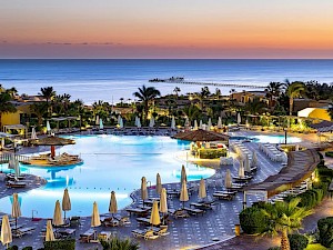 The Three Corners Fayrouz Plaza Beach Resort Egypte zwembad bij zonsondergang