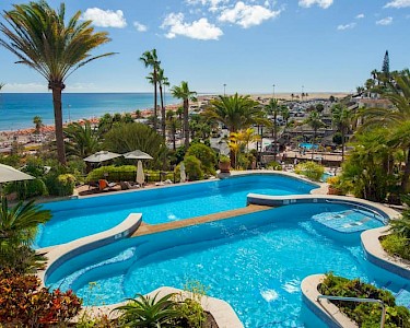 Corallium Dunamar by Lopesan Gran Canaria zwembaden en uitzicht