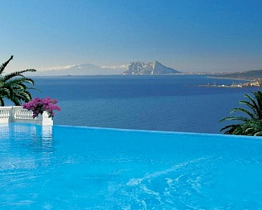 Pierre en Vacances Village Terrazas Costa del Sol infinity pool met uitzicht over zee