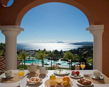 Pierre en Vacances Village Terrazas Costa del Sol ontbijt met uitzicht over het zwembad en de zee