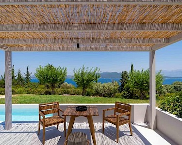 Cavalier Suites Lefkas terras bij zwembad