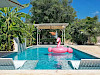 Boutique Fuik Curaçao zwembad met opblaas flamingo