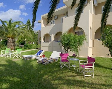 Huize Erato Kreta tuin met zonnebedjes