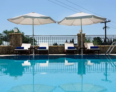 Tesori Dassia Villas Corfu zwembad met ligbedjes