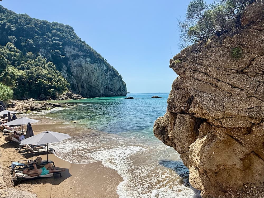 Agios Gordios rots en mooi strand op Corfu