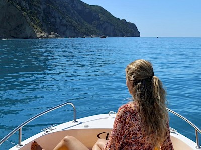 Relaxen op bootje bij Stelari Beach op Corfu