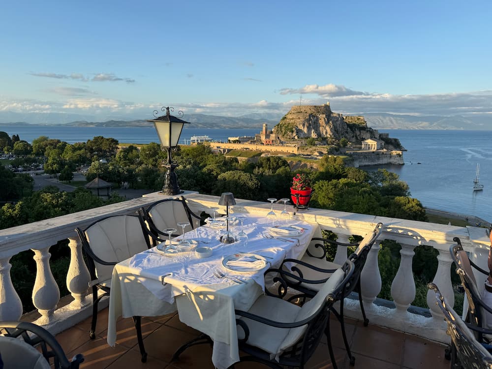 Cavalieri Roof Garden Corfu-Stad tafeltje met uitzicht