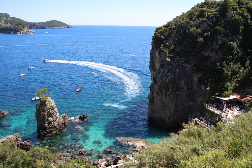 La Grotta Corfu bootje die wegvaart