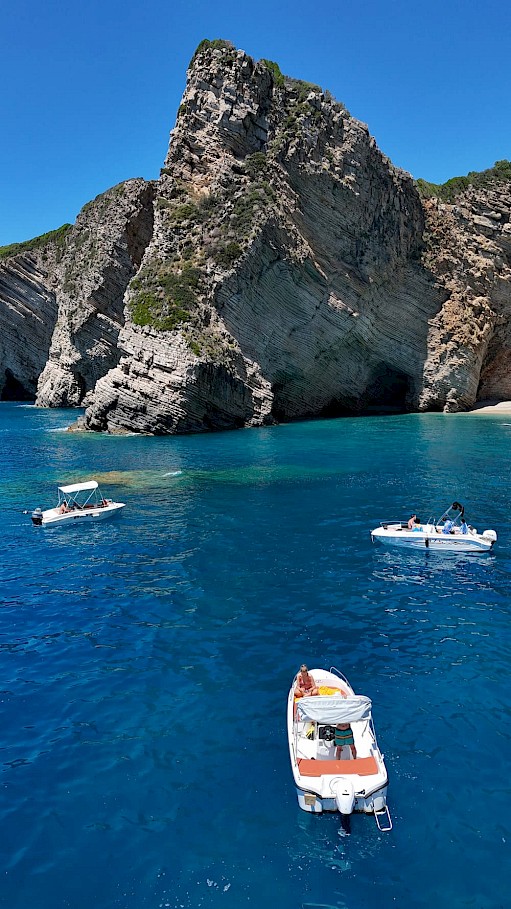 Paradise Beach op Corfu bootjes