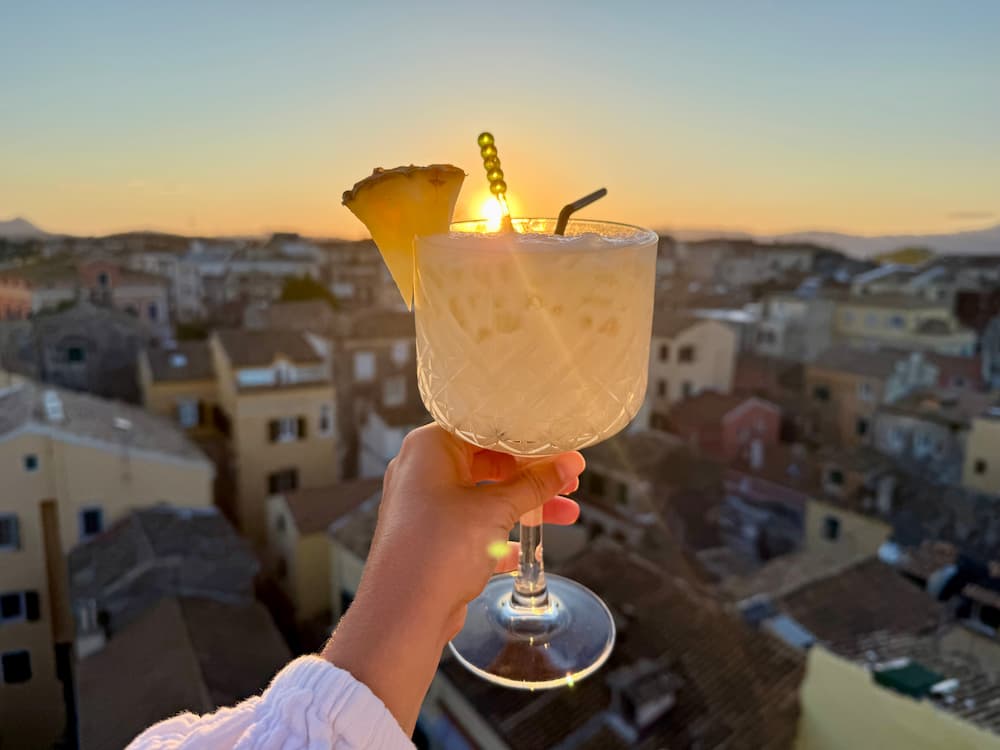 Pina Colada met uitzicht op Corfu-Stad bij Cavalieri Roof Garden