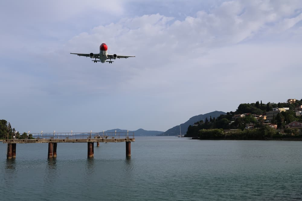 Vliegtuigen spotten op Corfu bij Kanoni vlak bij Corfu-Stad