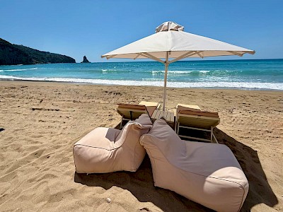 Agios Gordios op Corfu zitjes bij strandtent (ligbedjes en zitzakken)