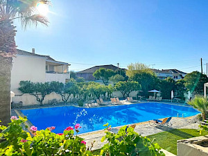 Konaki Hotel Lefkas tuin met zwembad