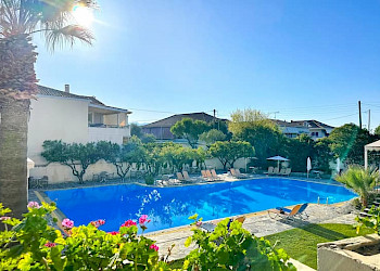 Konaki Hotel Lefkas tuin met zwembad